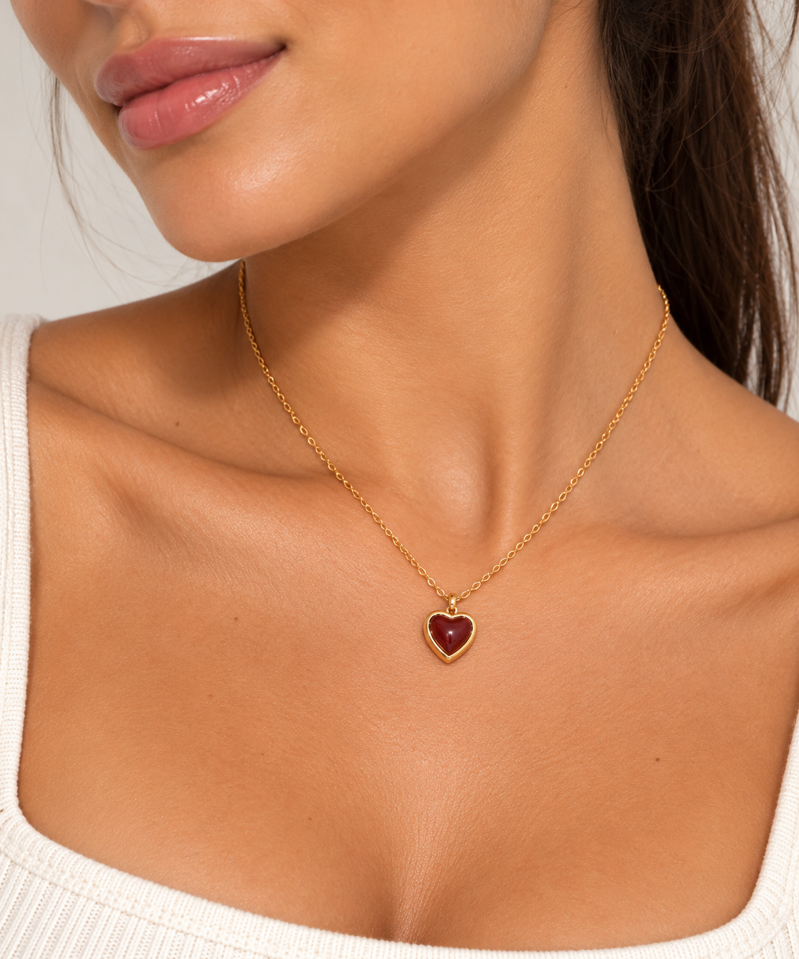 قلادة Agate Love ذهبية بقلب من العقيق