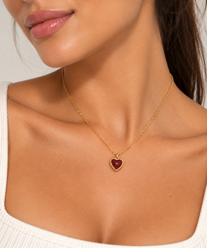 قلادة Agate Love ذهبية بقلب من العقيق